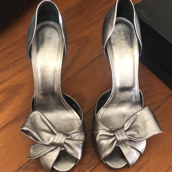 Valentino Garavani Silver Bow Heel - Picture 7 of 7